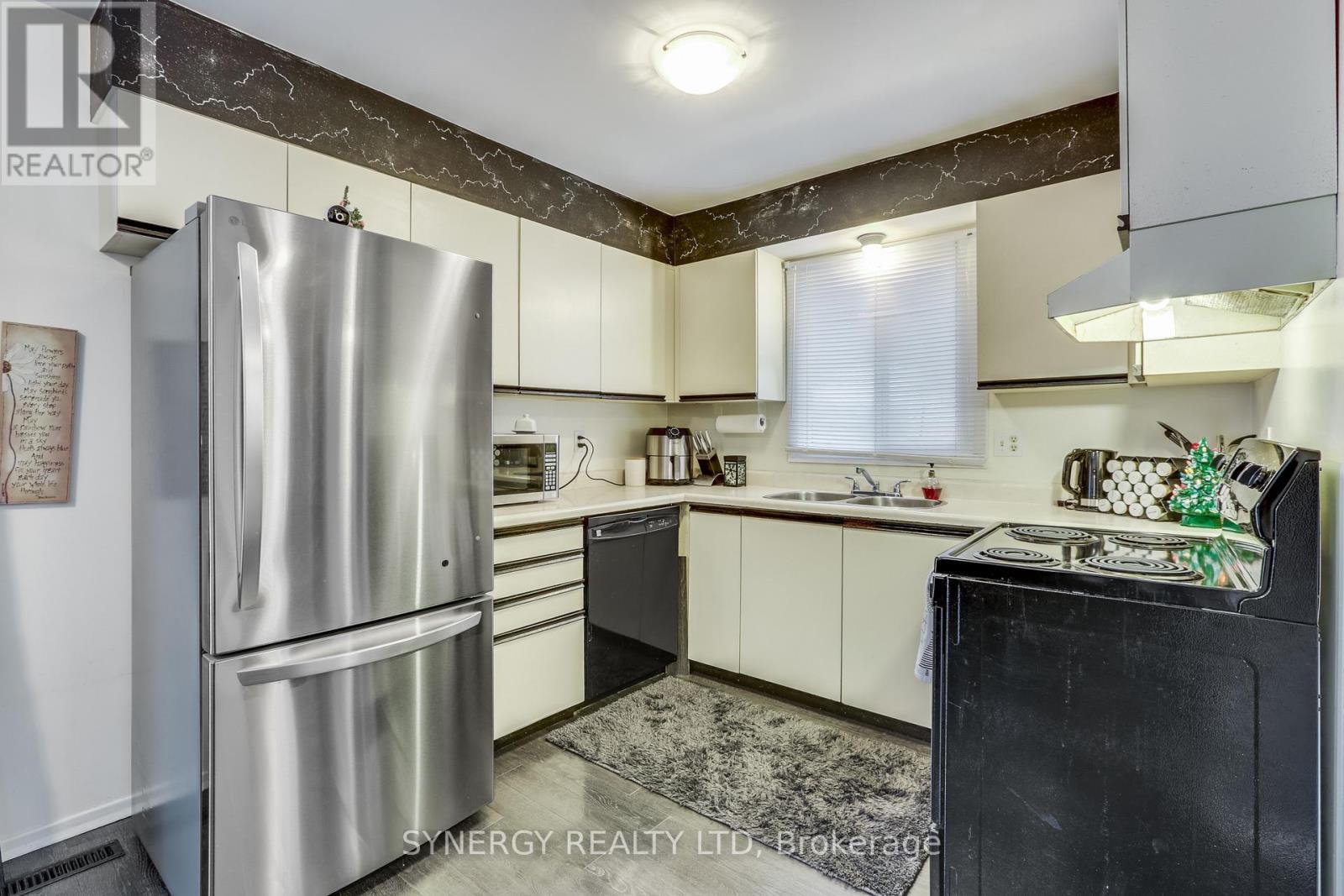 346 Crawford Street, London South (South Q), ON - Indoor Photo Showing Kitchen With Double Sink