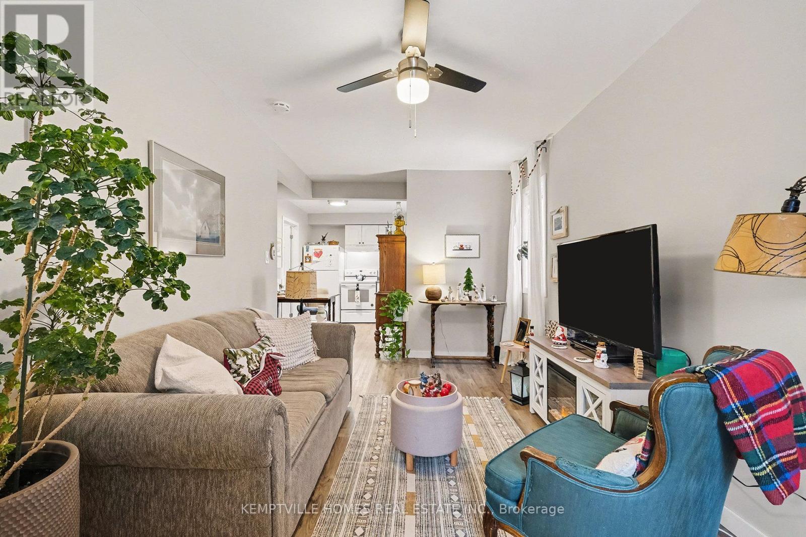 UNIT 3 - LITTLE BUNGALOW (1 BED/1BATH) - 803 St Lawrence Street, Prescott, ON - Indoor Photo Showing Living Room