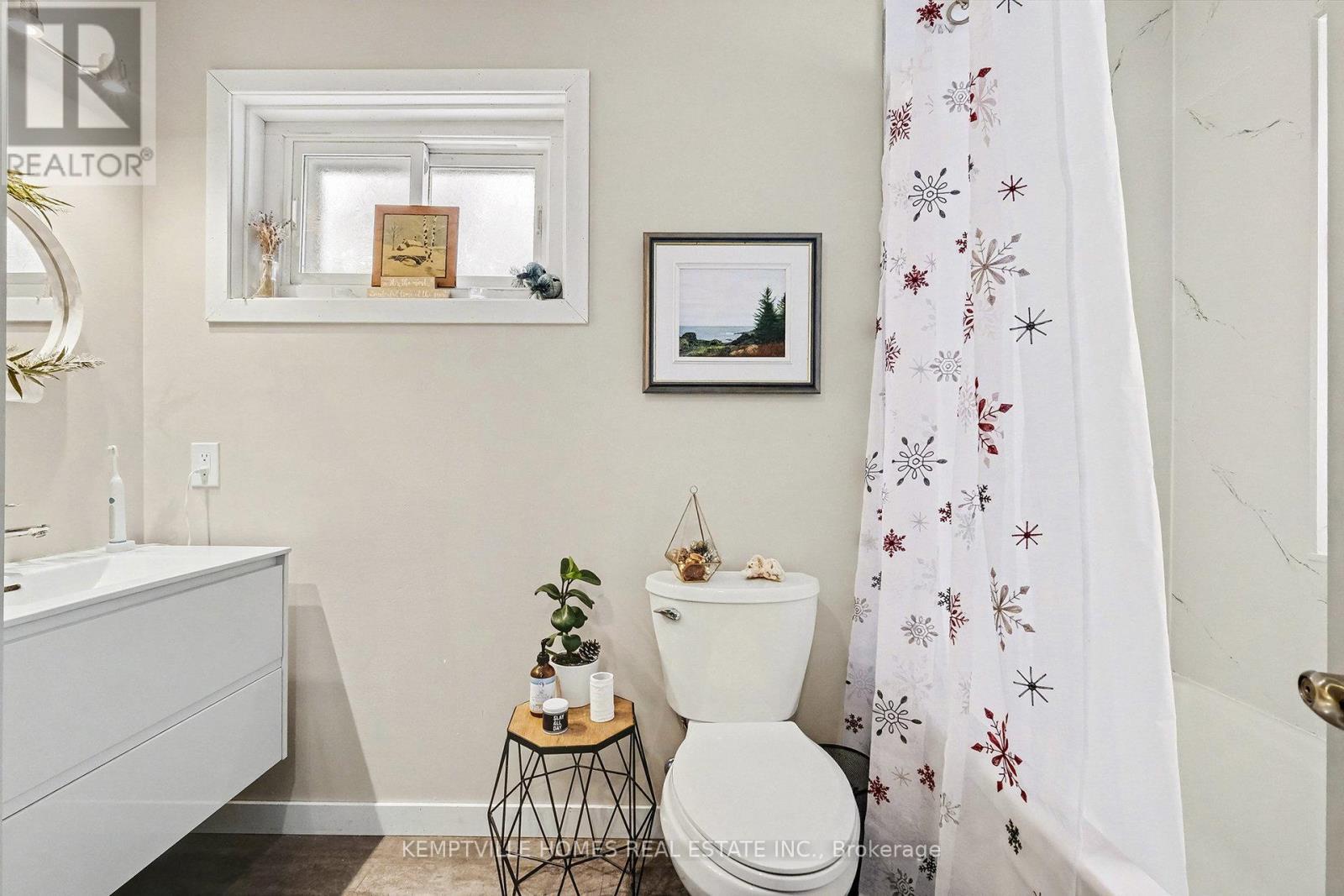 UNIT 3 - LITTLE BUNGALOW (1 BED/1BATH) - 803 St Lawrence Street, Prescott, ON - Indoor Photo Showing Bathroom