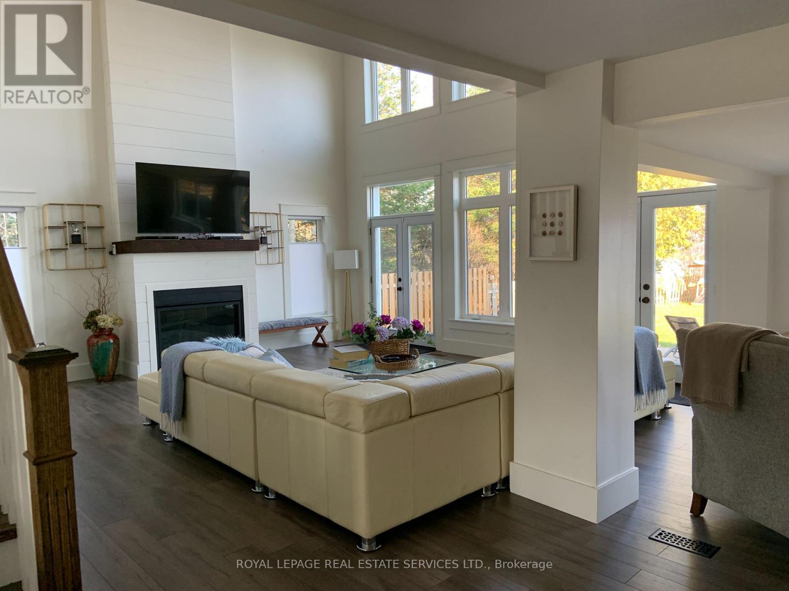 4 Crescent Road, Strong, ON - Indoor Photo Showing Living Room With Fireplace