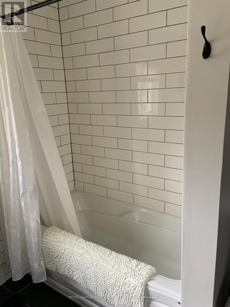 4 Crescent Road, Strong, ON - Indoor Photo Showing Bathroom