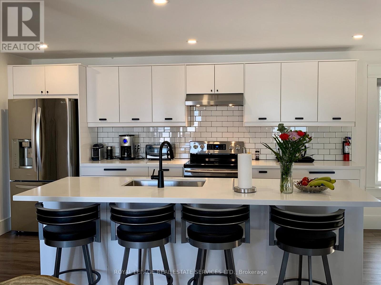4 Crescent Road, Strong, ON - Indoor Photo Showing Kitchen