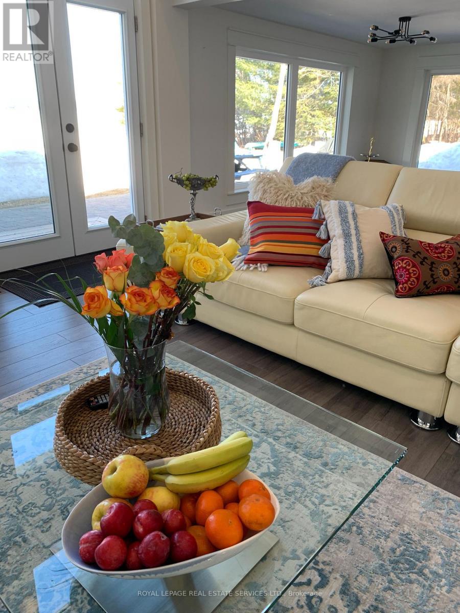 4 Crescent Road, Strong, ON - Indoor Photo Showing Living Room