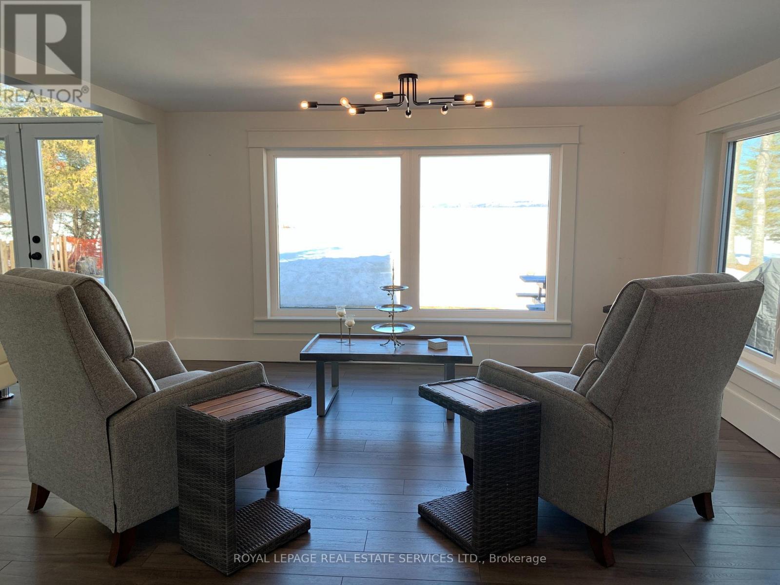4 Crescent Road, Strong, ON - Indoor Photo Showing Living Room