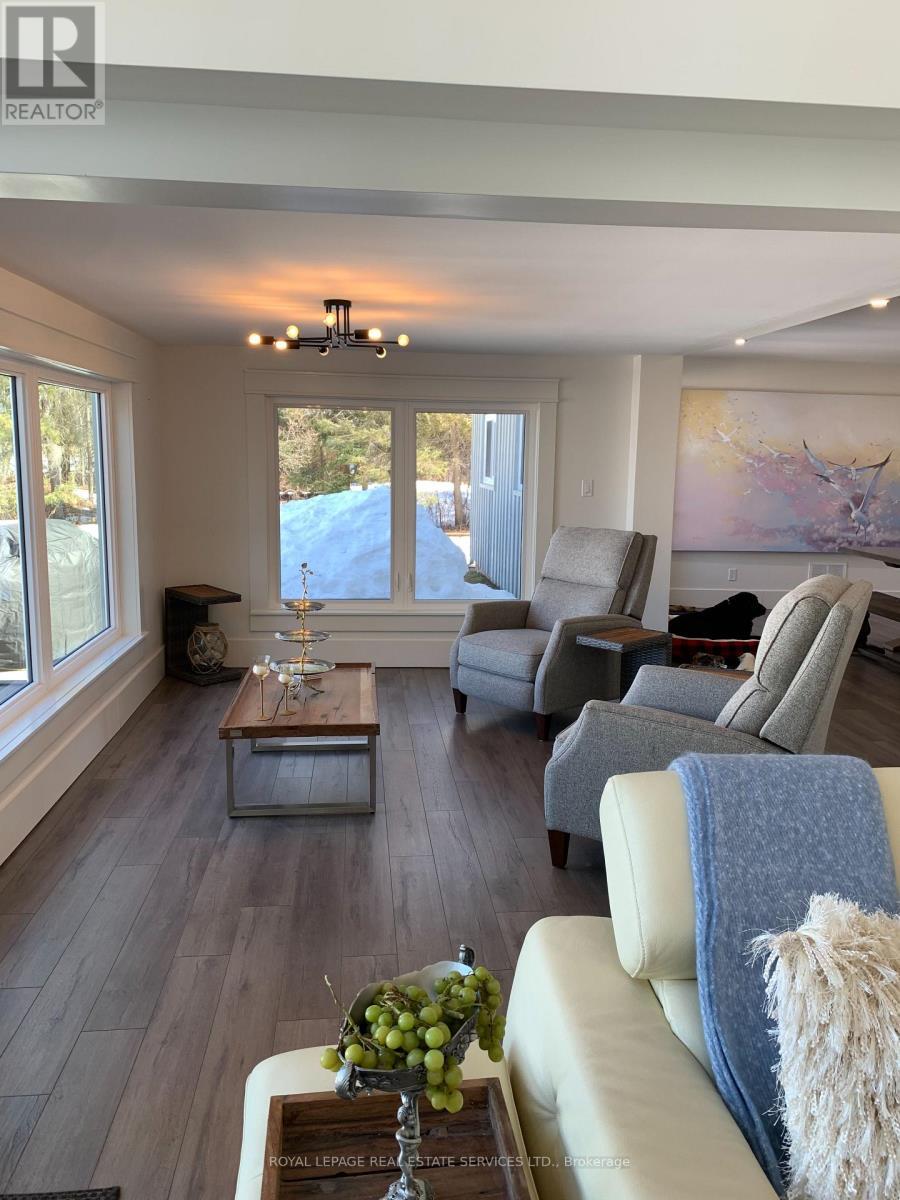 4 Crescent Road, Strong, ON - Indoor Photo Showing Living Room