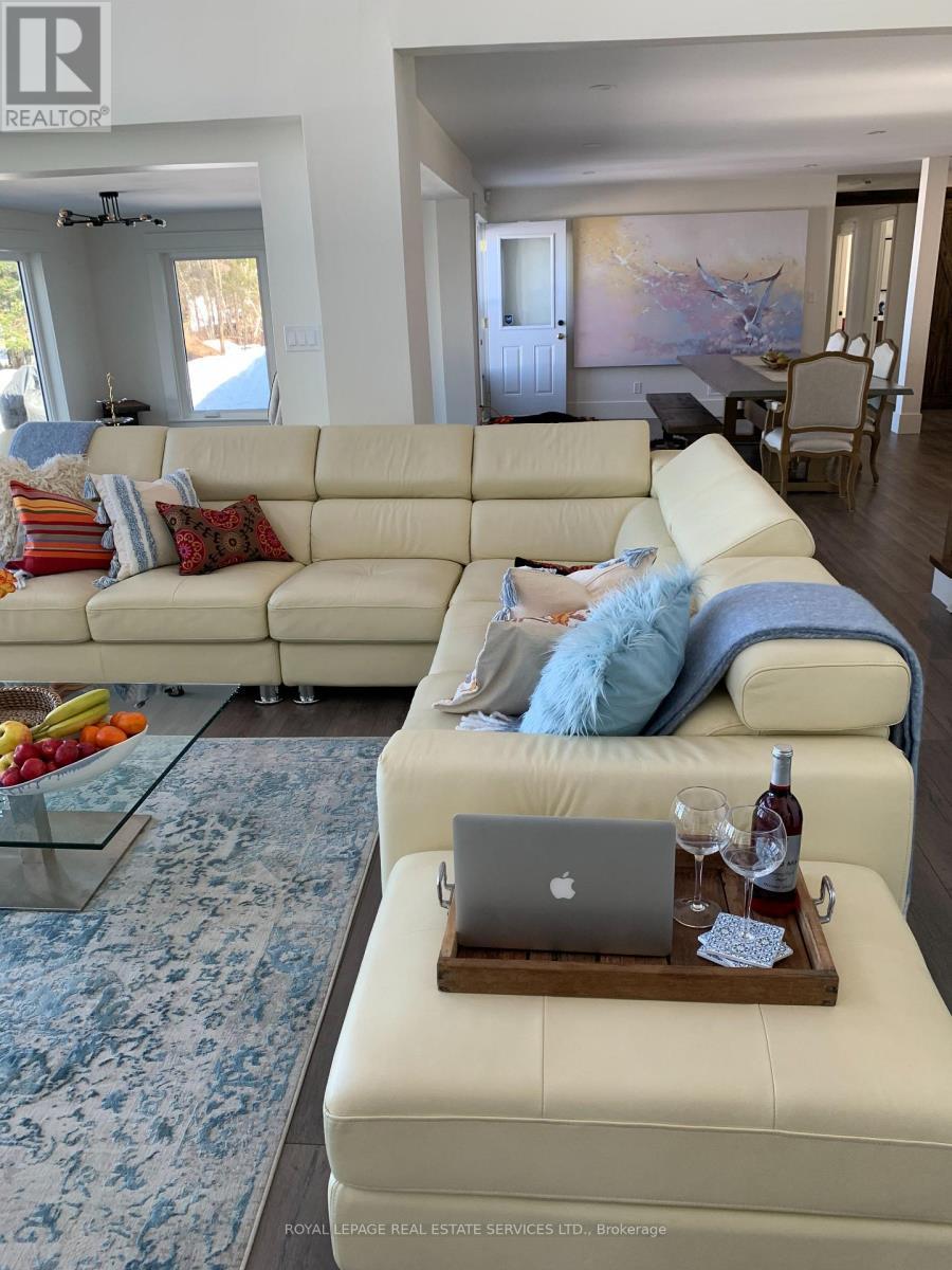 4 Crescent Road, Strong, ON - Indoor Photo Showing Living Room