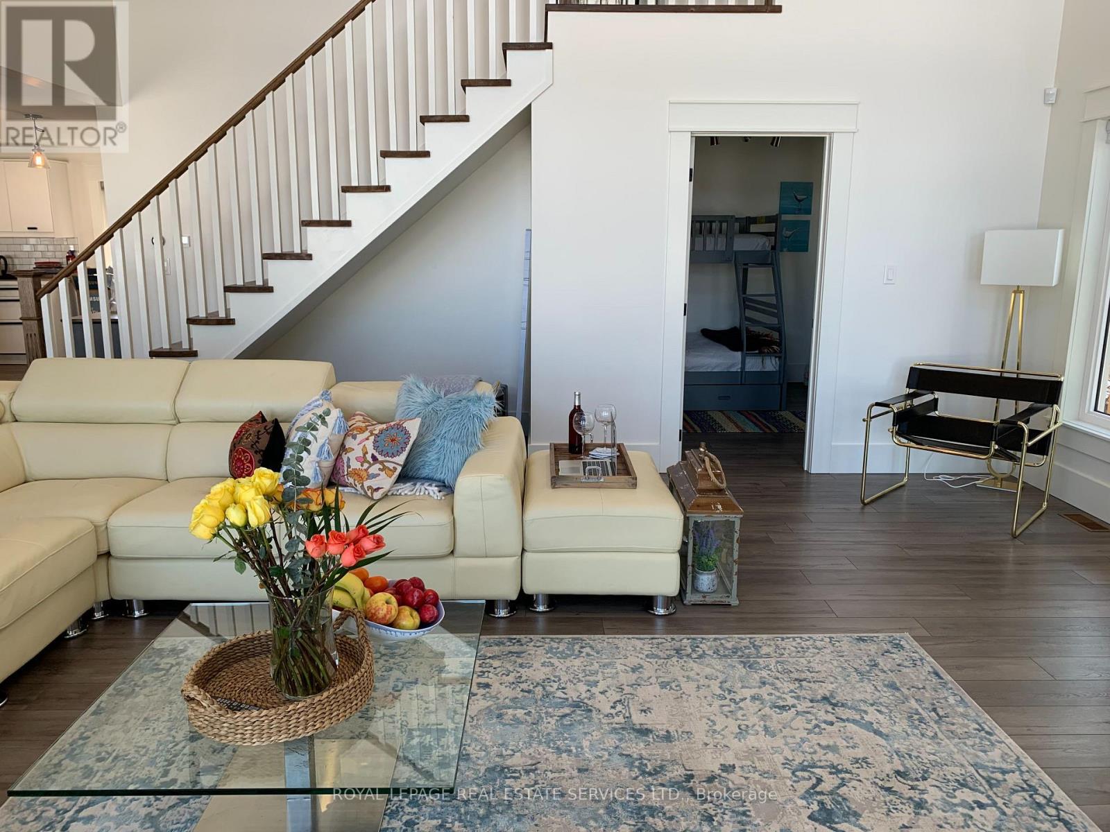 4 Crescent Road, Strong, ON - Indoor Photo Showing Living Room