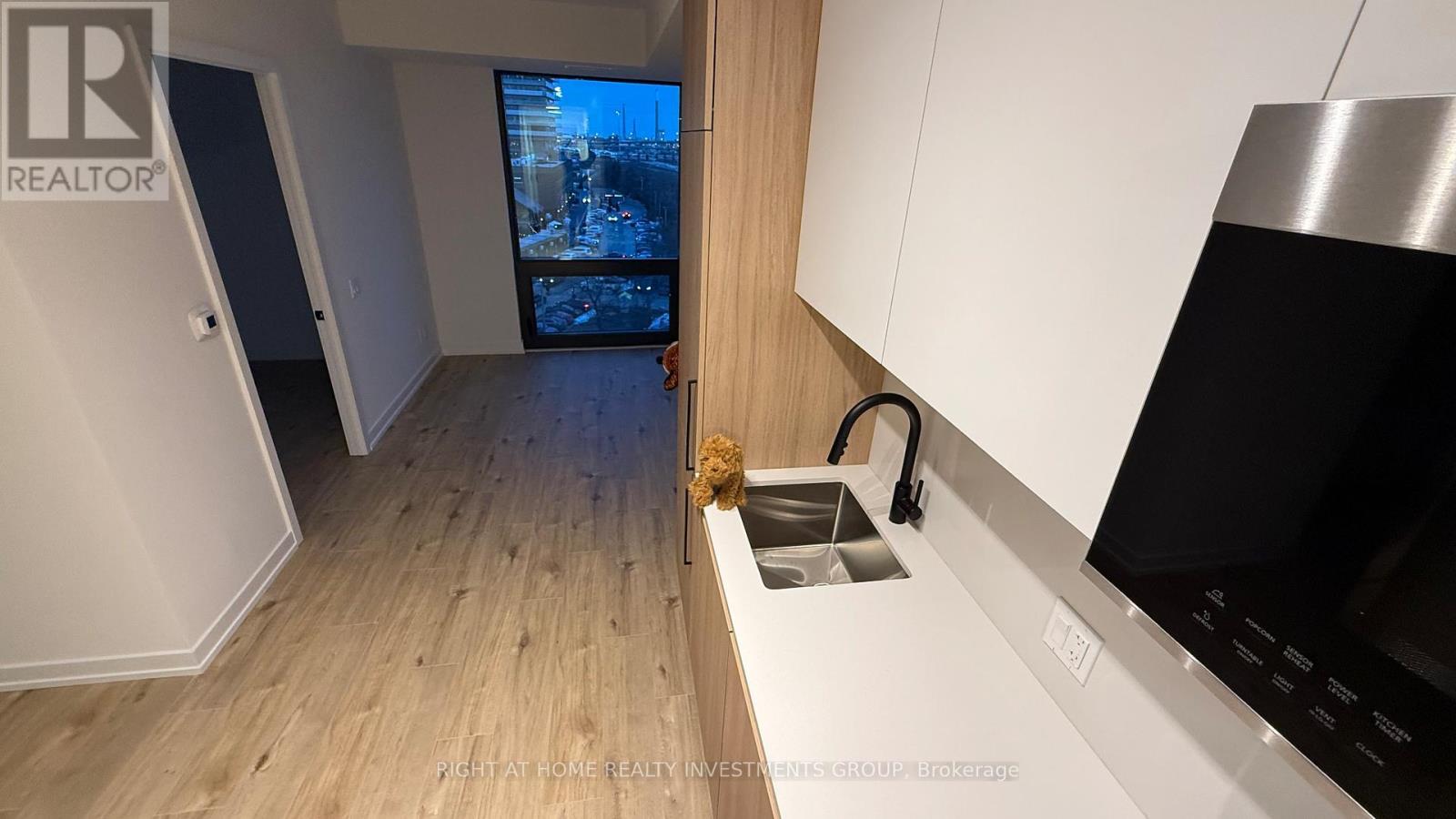 609 - 35 Parliament Street, Toronto, ON - Indoor