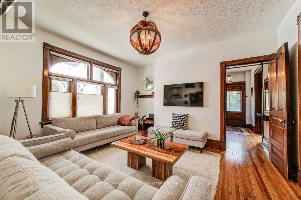350 Queen Street S, Kitchener, ON - Indoor Photo Showing Living Room