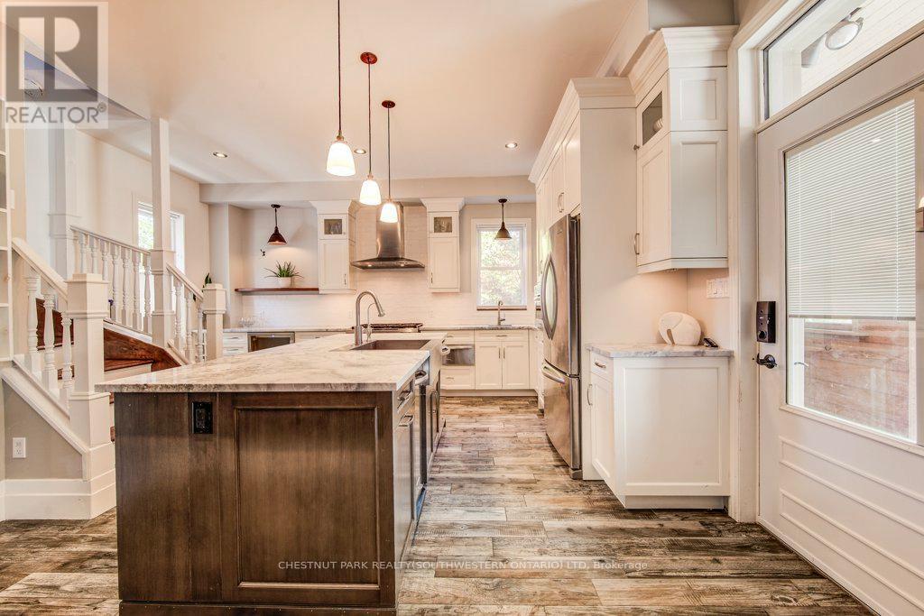 350 Queen Street S, Kitchener, ON - Indoor Photo Showing Kitchen With Upgraded Kitchen