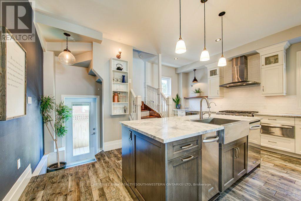 350 Queen Street S, Kitchener, ON - Indoor Photo Showing Kitchen With Upgraded Kitchen