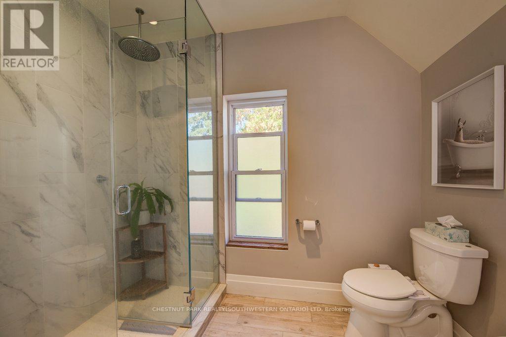 350 Queen Street S, Kitchener, ON - Indoor Photo Showing Bathroom