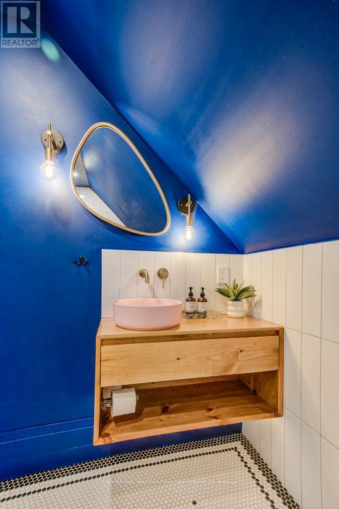 350 Queen Street S, Kitchener, ON - Indoor Photo Showing Bathroom