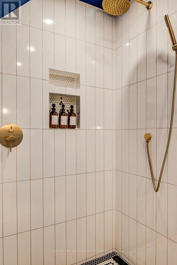 350 Queen Street S, Kitchener, ON - Indoor Photo Showing Bathroom