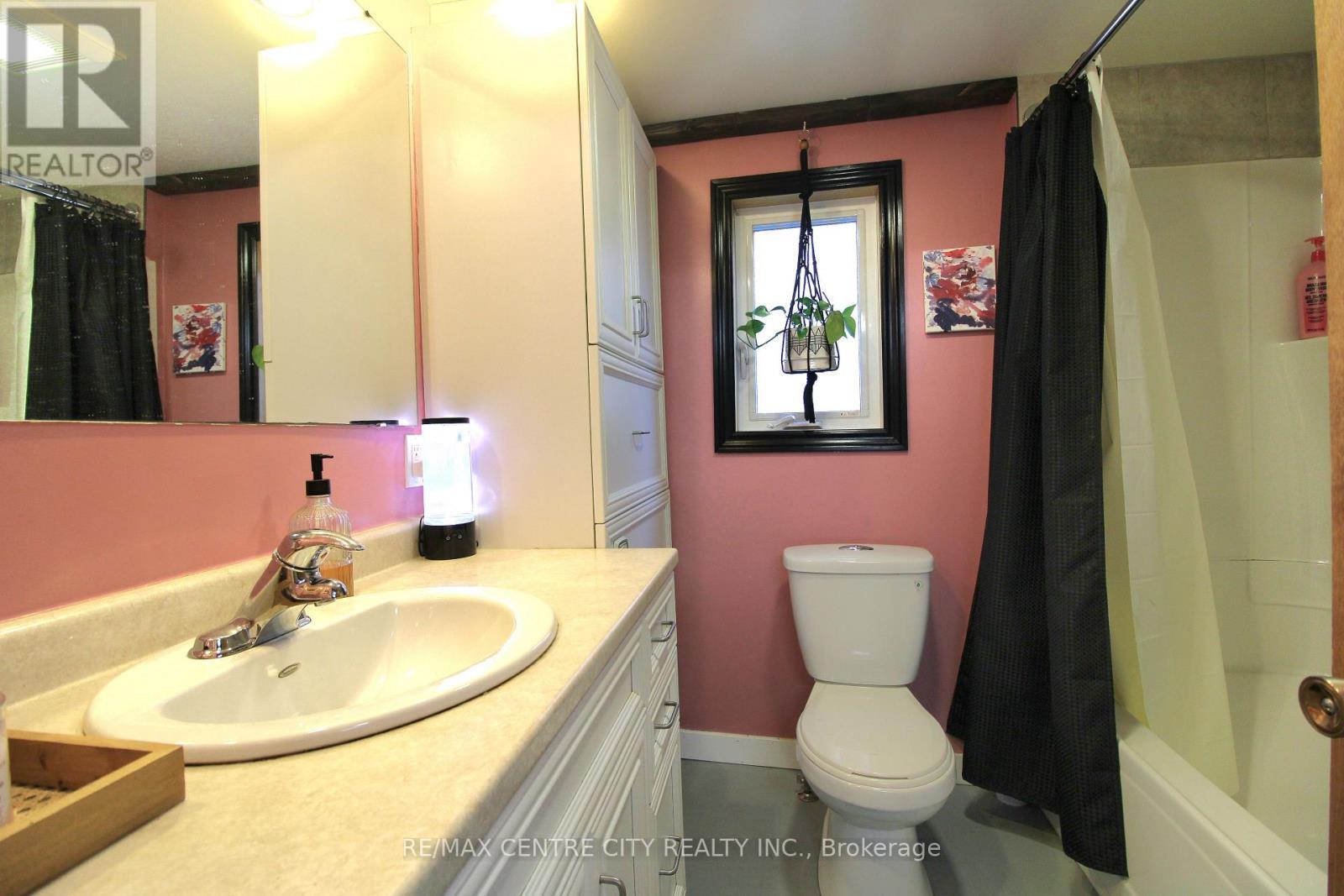124 Joseph Street, Chatham-Kent, ON - Indoor Photo Showing Bathroom