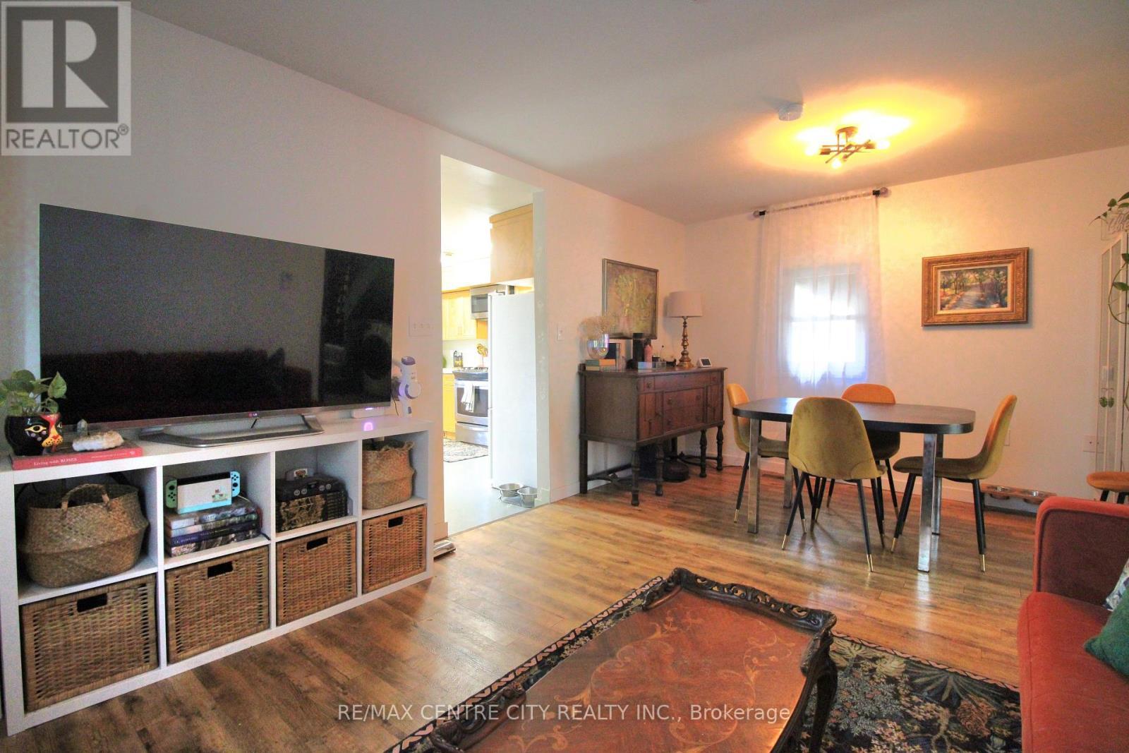 124 Joseph Street, Chatham-Kent, ON - Indoor Photo Showing Living Room