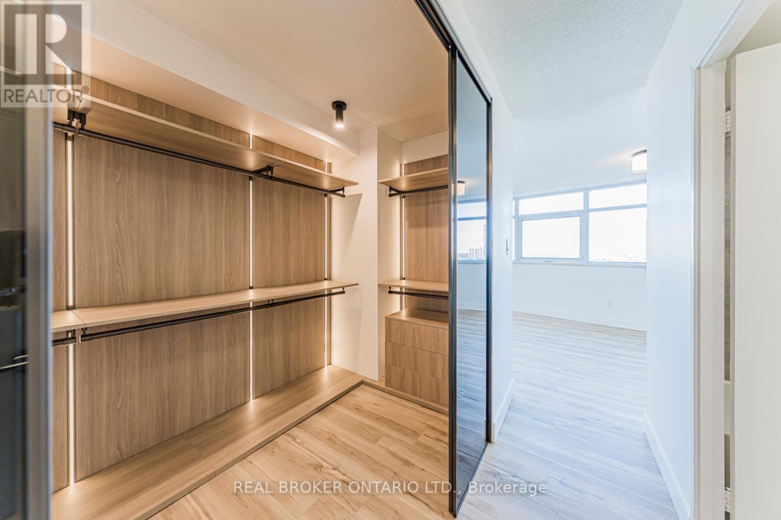 Primary Bedroom Walk-in Closet - 1503 - 3131 Bridletowne Circle, Toronto, ON - Indoor Photo Showing Other Room