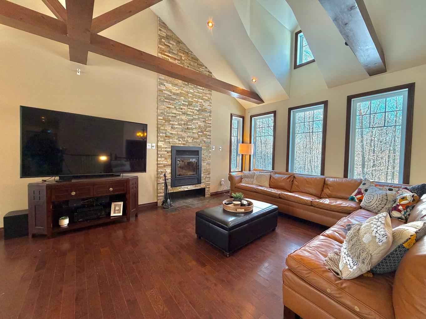 Living room - 48 Rue De München, Brownsburg-Chatham, QC - Indoor Photo Showing Living Room With Fireplace