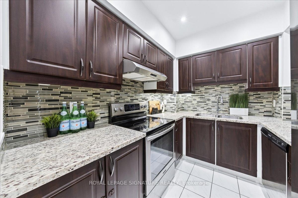 59-735 New Westminster Drive, Vaughan, ON - Indoor Photo Showing Kitchen With Double Sink With Upgraded Kitchen