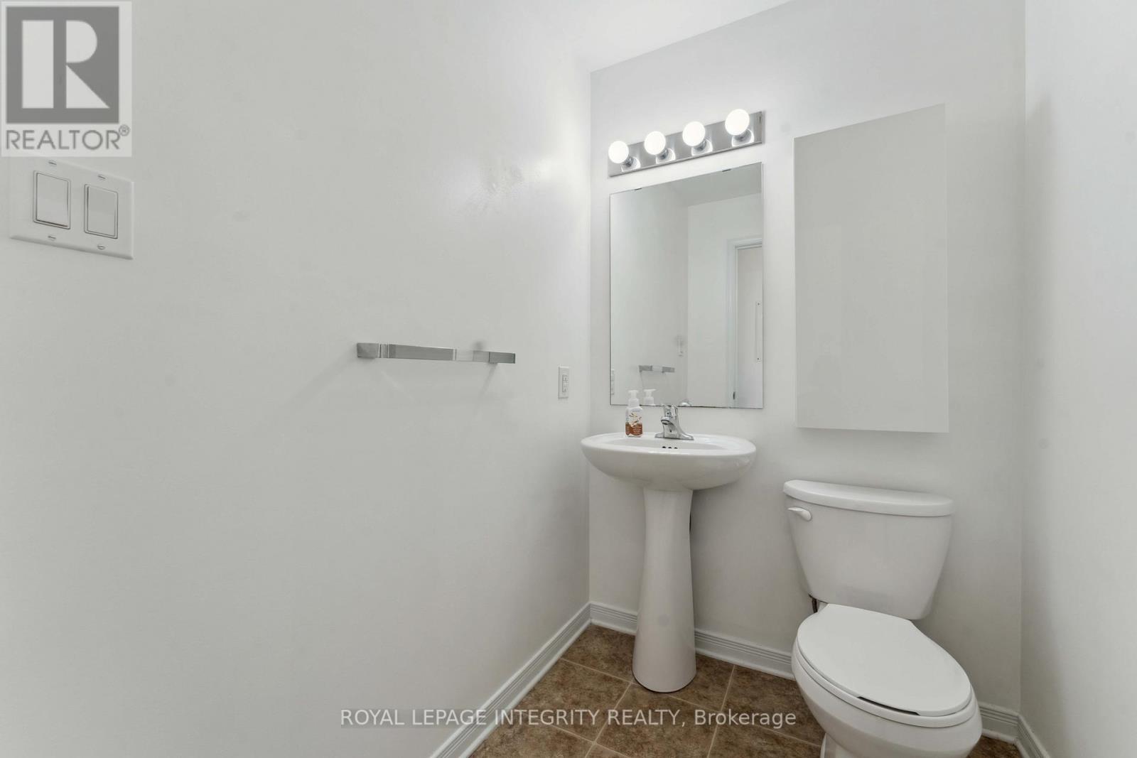 230 Shanly Private, Ottawa, ON - Indoor Photo Showing Bathroom
