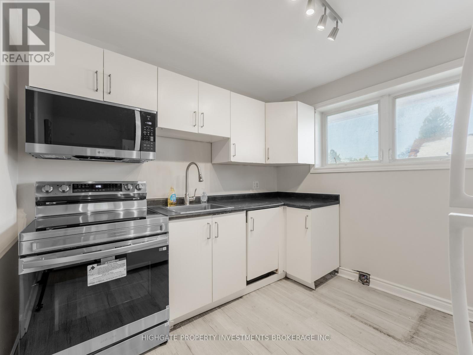 Upper - 708 Carnegie Avenue N, Oshawa, ON - Indoor Photo Showing Kitchen