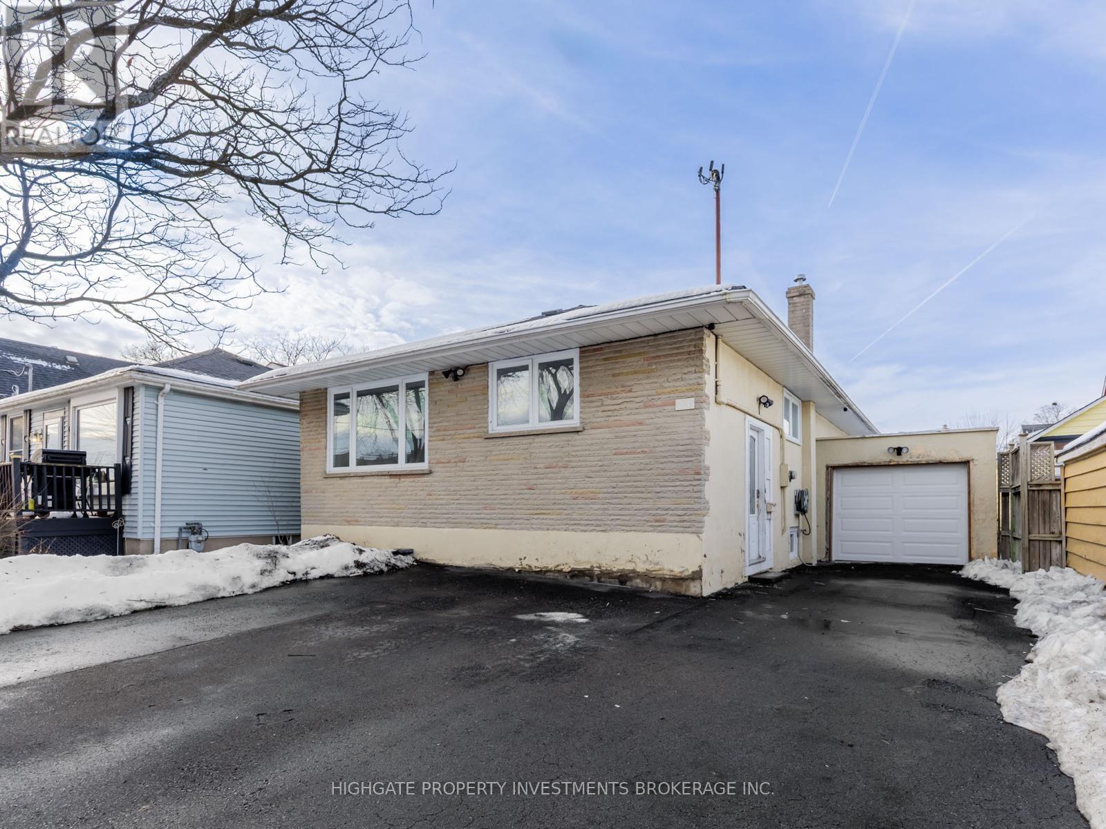 Upper - 708 Carnegie Avenue N, Oshawa, ON - Outdoor