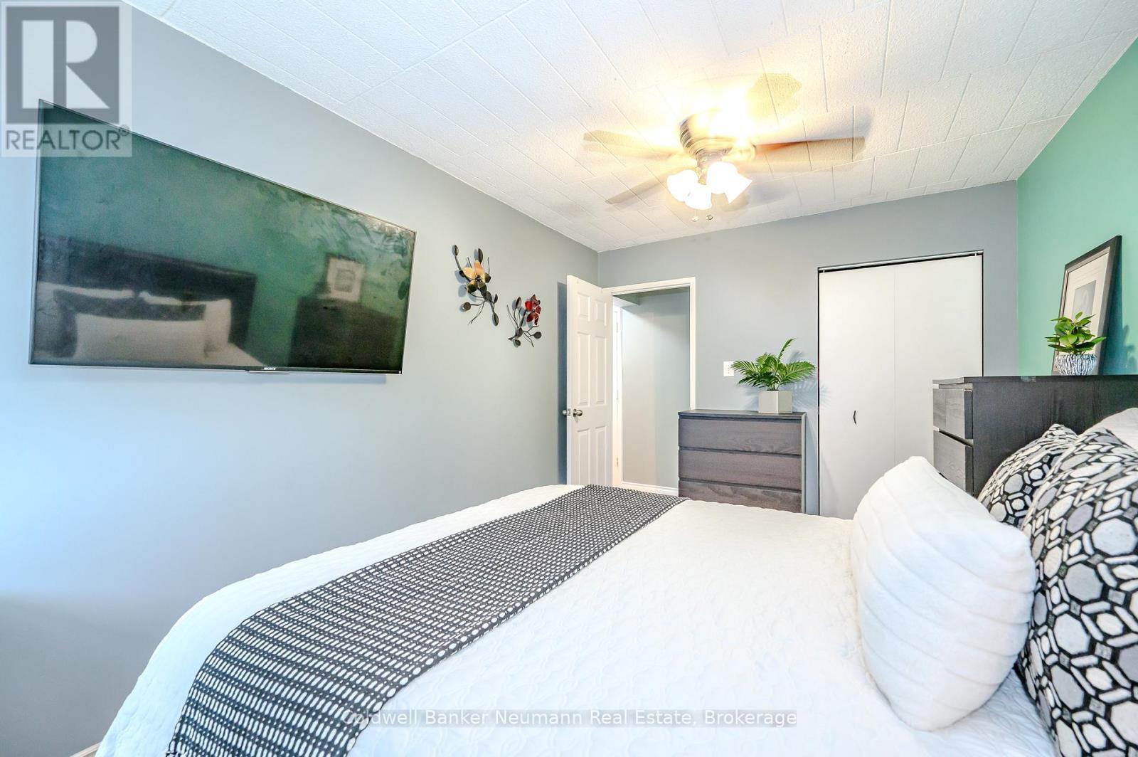 511 - 105 Conroy Crescent, Guelph (Dovercliffe Park/Old University), ON - Indoor Photo Showing Bedroom