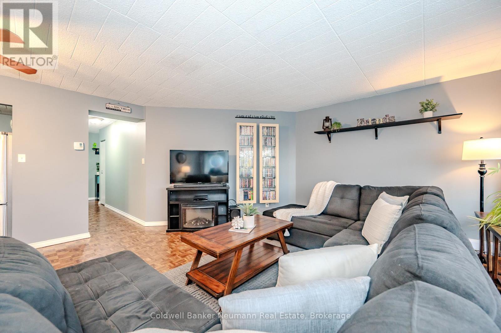 511 - 105 Conroy Crescent, Guelph (Dovercliffe Park/Old University), ON - Indoor Photo Showing Living Room