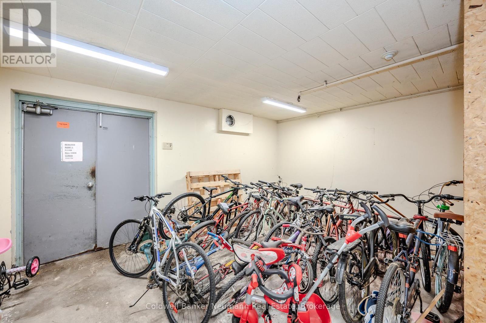 511 - 105 Conroy Crescent, Guelph (Dovercliffe Park/Old University), ON - Indoor