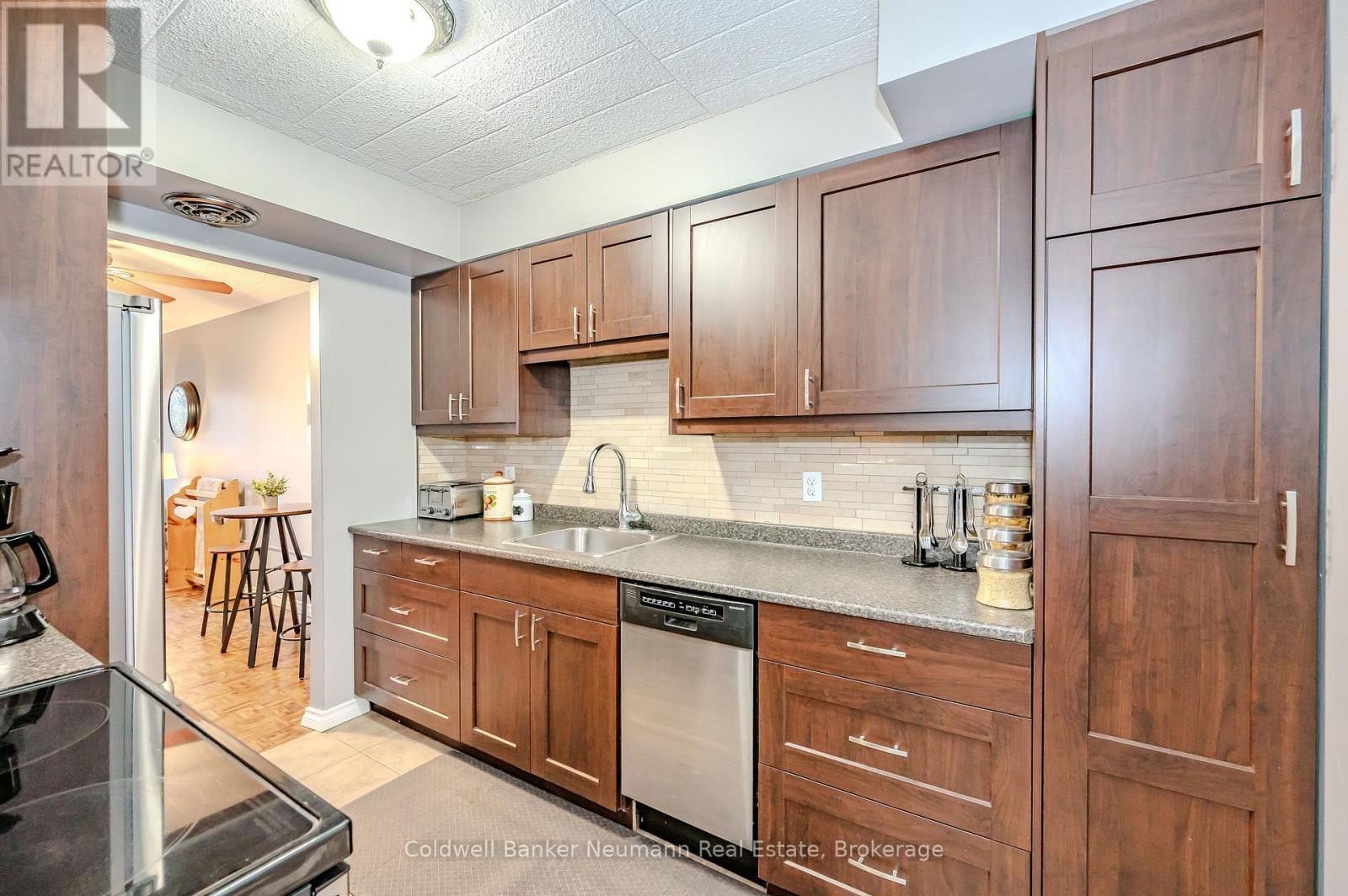 511 - 105 Conroy Crescent, Guelph (Dovercliffe Park/Old University), ON - Indoor Photo Showing Kitchen