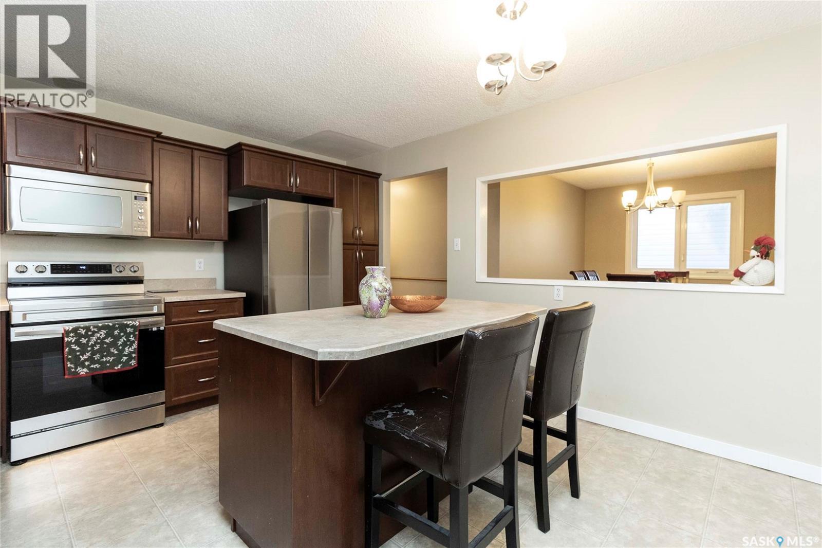 131 Tobin Crescent, Saskatoon, SK - Indoor Photo Showing Kitchen