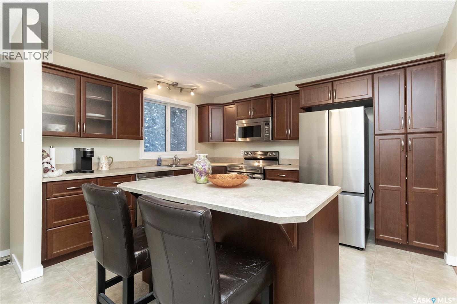 131 Tobin Crescent, Saskatoon, SK - Indoor Photo Showing Kitchen