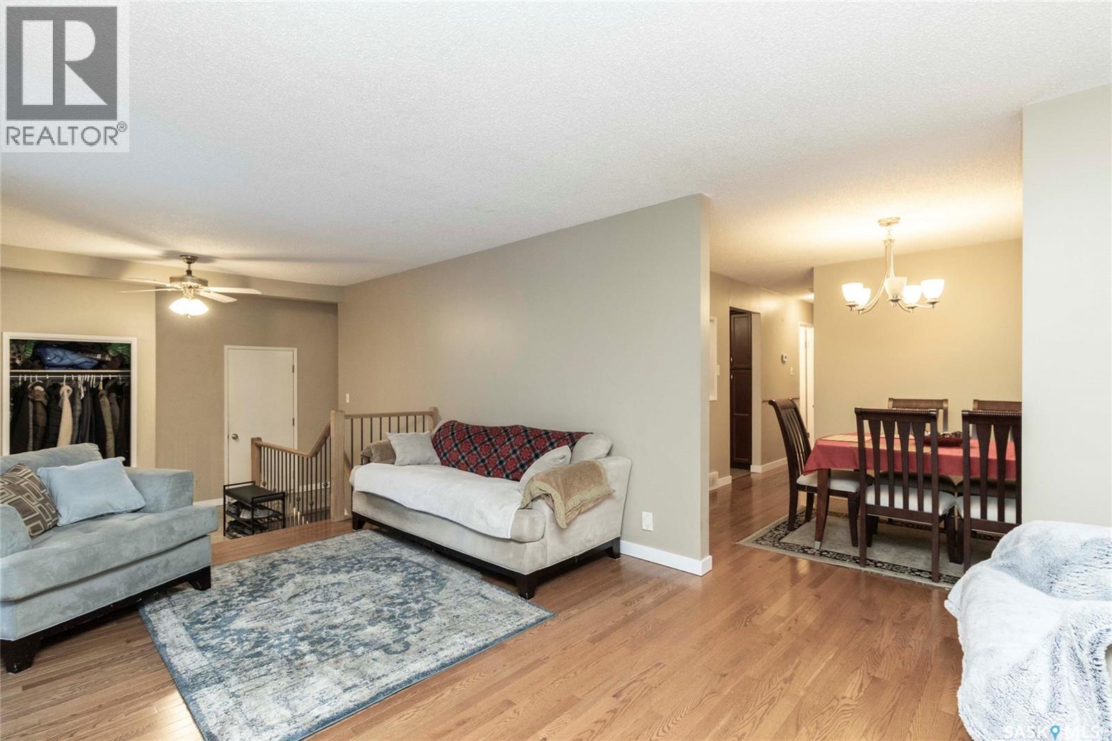 131 Tobin Crescent, Saskatoon, SK - Indoor Photo Showing Living Room