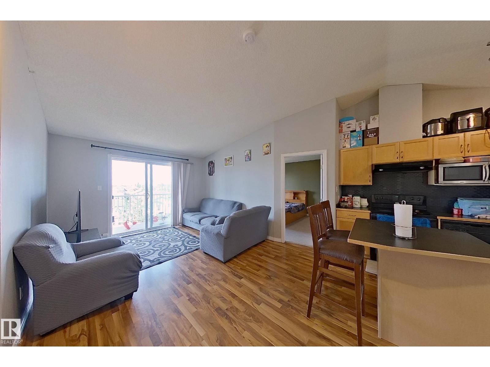 #418 3425 19 St Nw, Edmonton, AB - Indoor Photo Showing Living Room