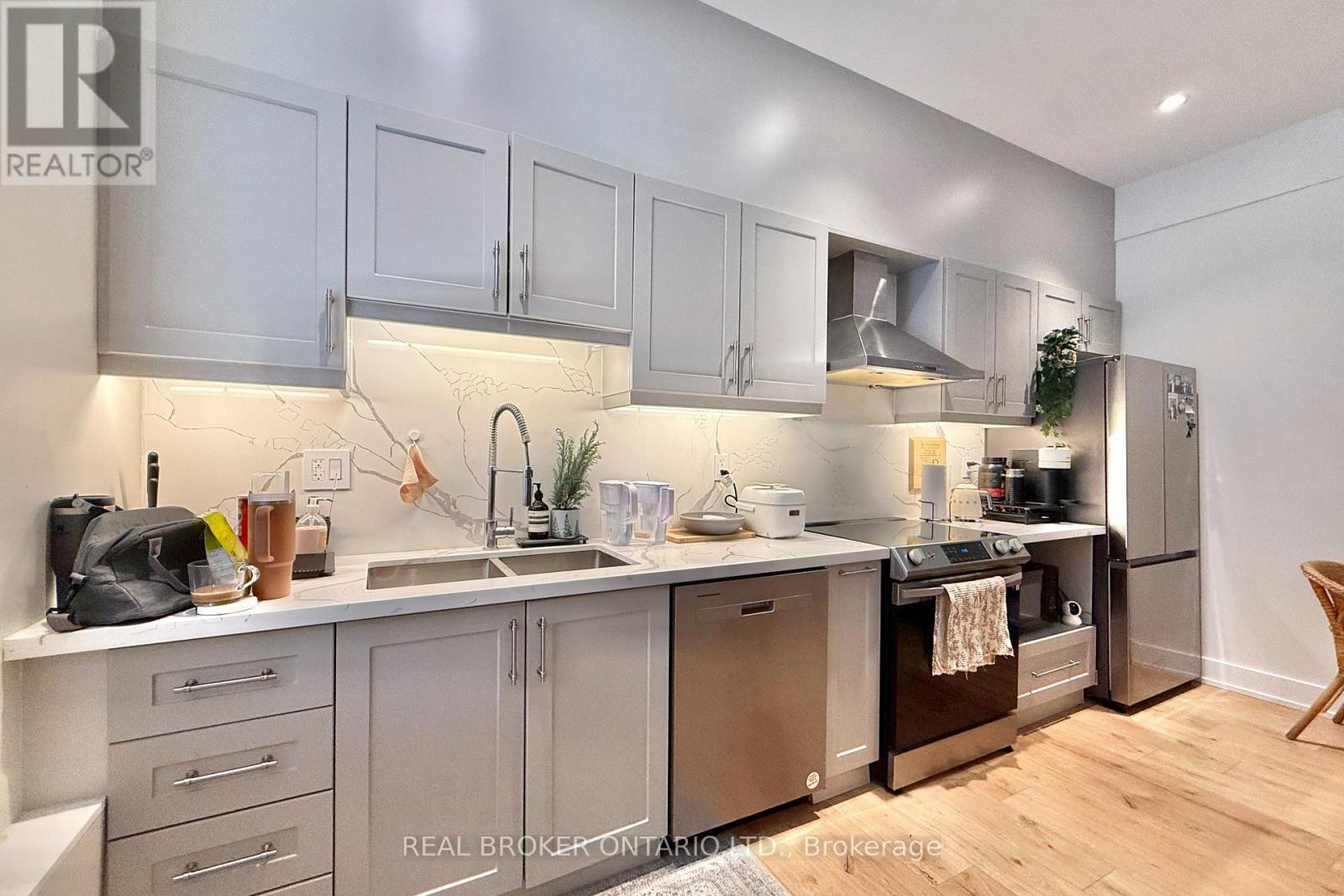 361 Main Street N, Markham, ON - Indoor Photo Showing Kitchen With Double Sink With Upgraded Kitchen