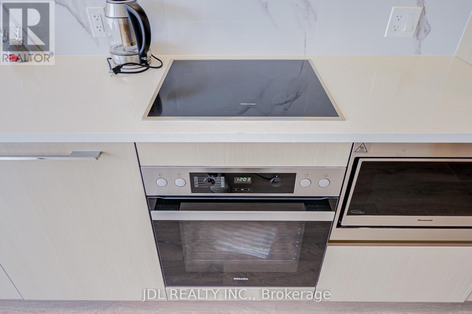 5112 - 1 Concord Cityplace Way, Toronto, ON - Indoor Photo Showing Kitchen