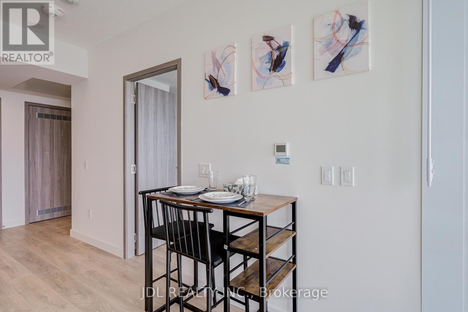 5112 - 1 Concord Cityplace Way, Toronto, ON - Indoor