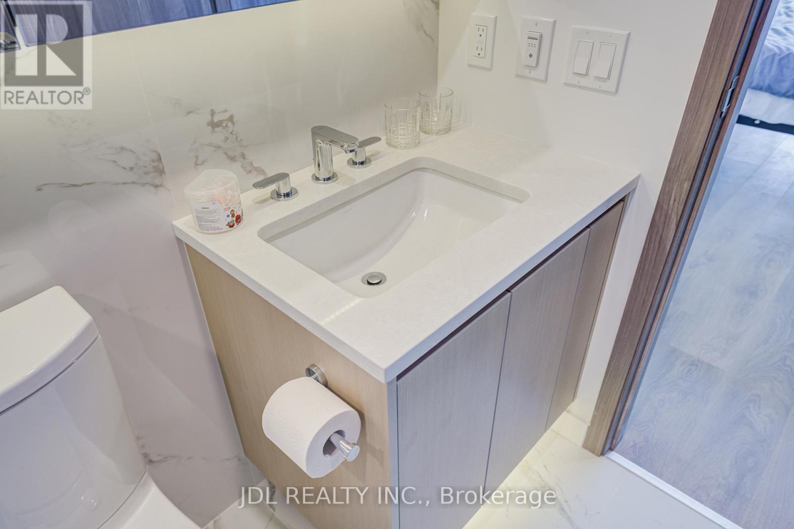 5112 - 1 Concord Cityplace Way, Toronto, ON - Indoor Photo Showing Bathroom