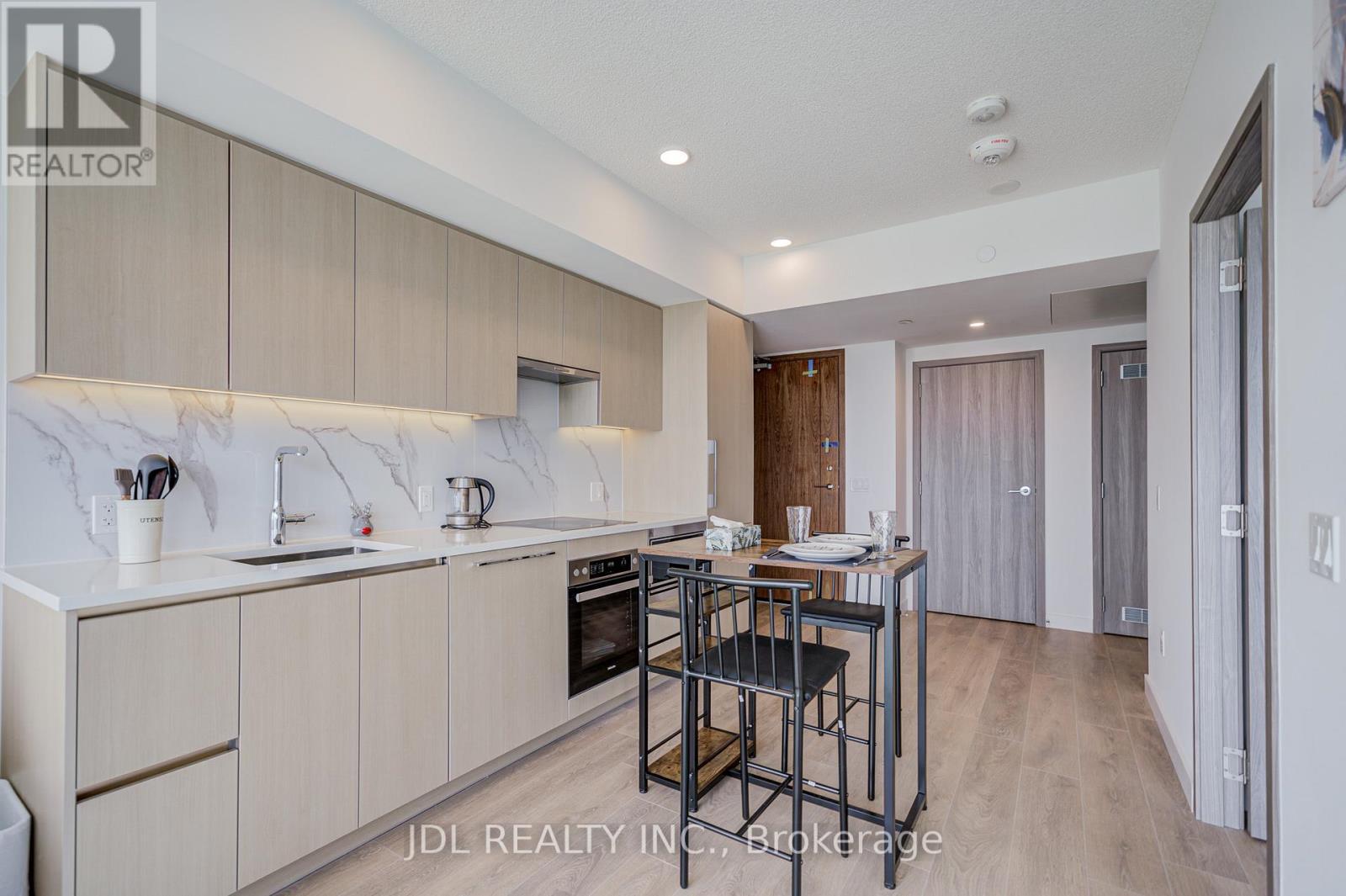 5112 - 1 Concord Cityplace Way, Toronto, ON - Indoor