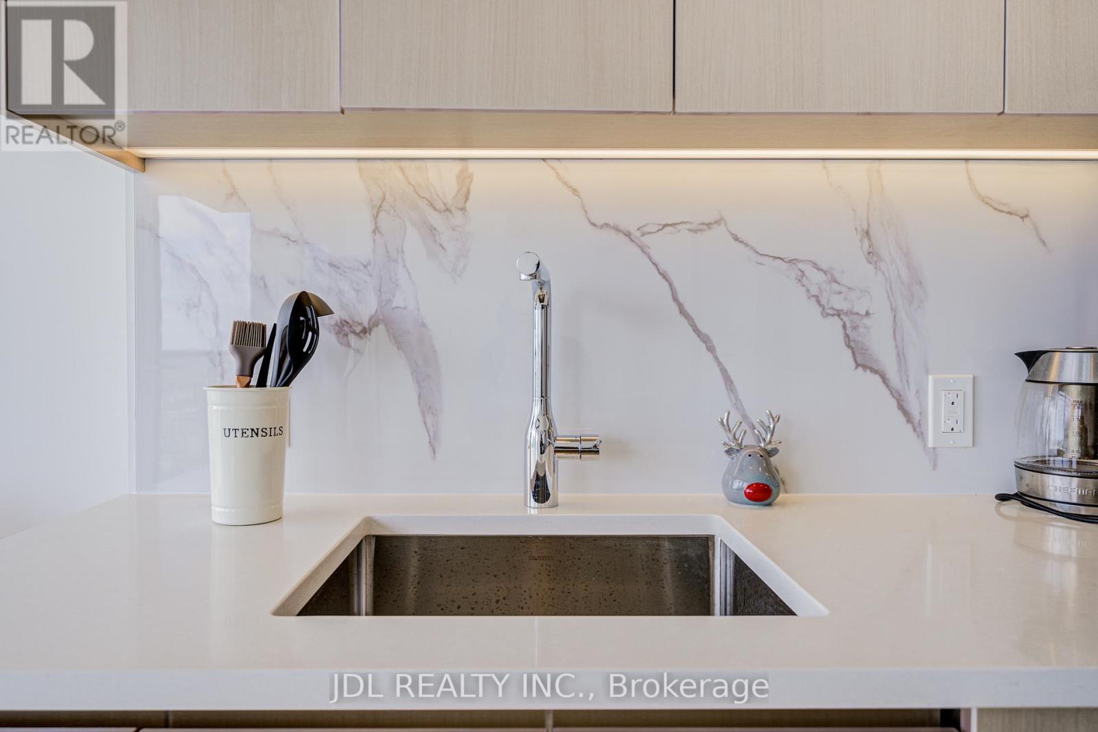 5112 - 1 Concord Cityplace Way, Toronto, ON - Indoor