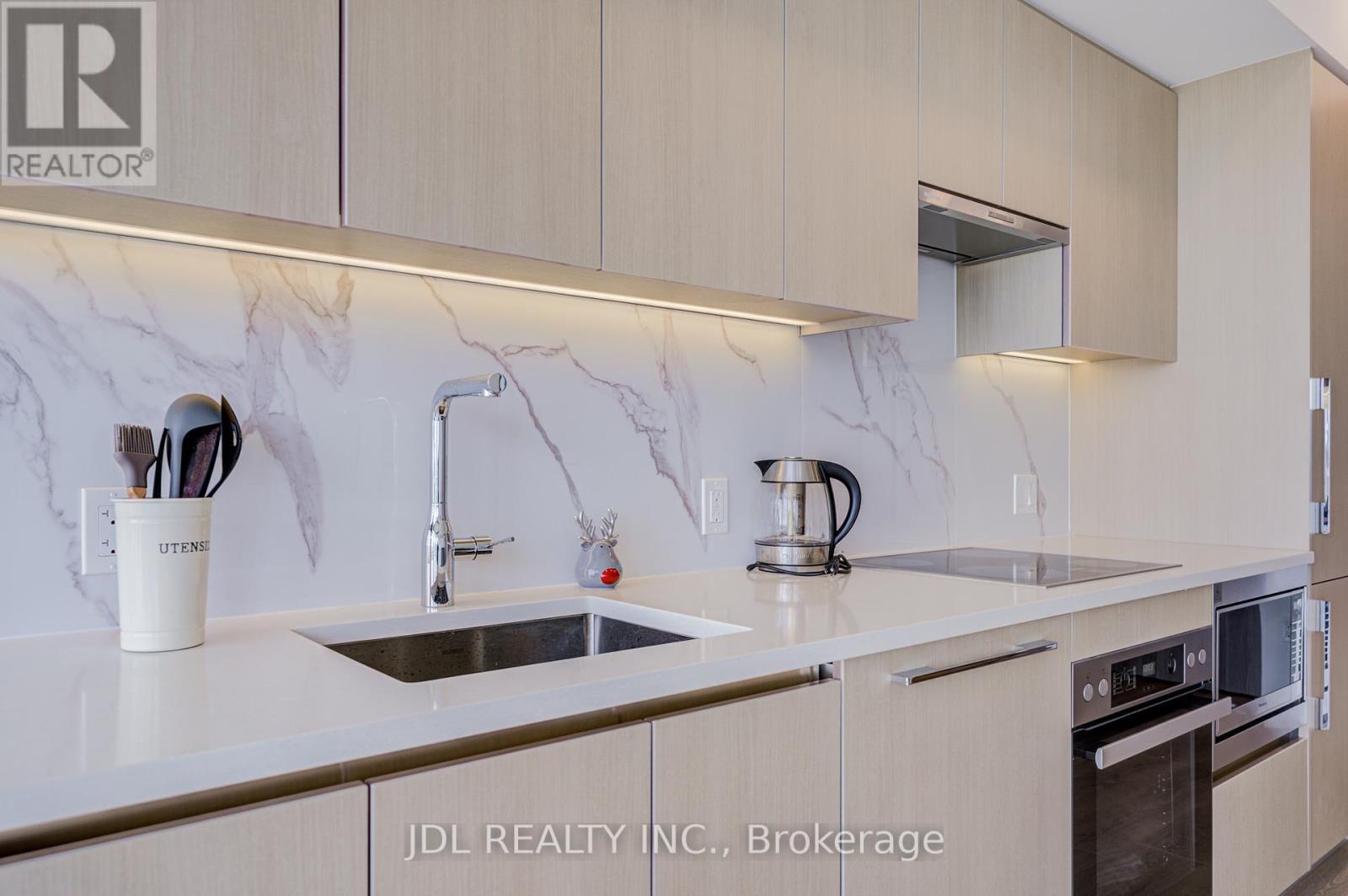 5112 - 1 Concord Cityplace Way, Toronto, ON - Indoor Photo Showing Kitchen