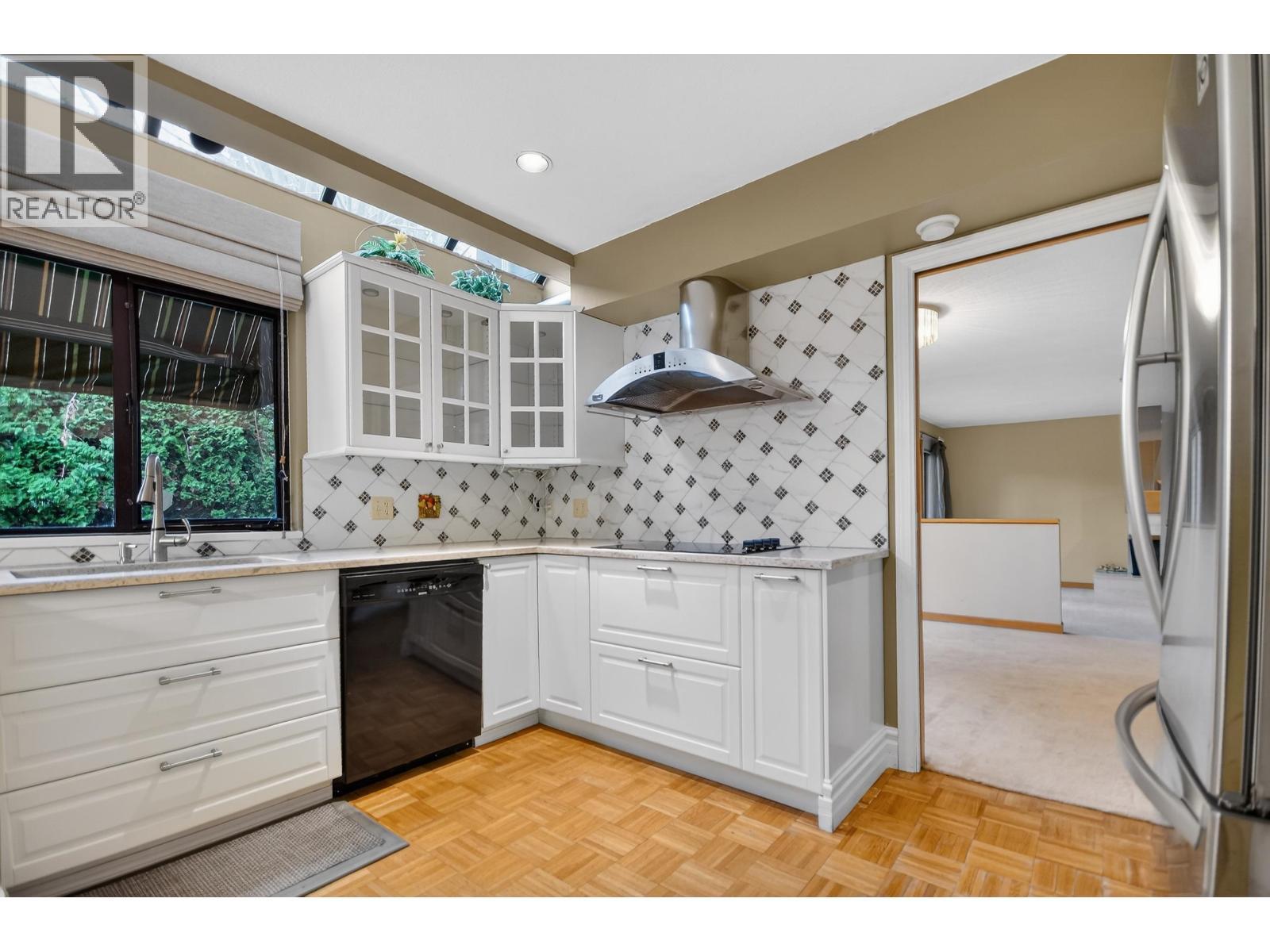 9839 Waller Court, Richmond, BC - Indoor Photo Showing Kitchen