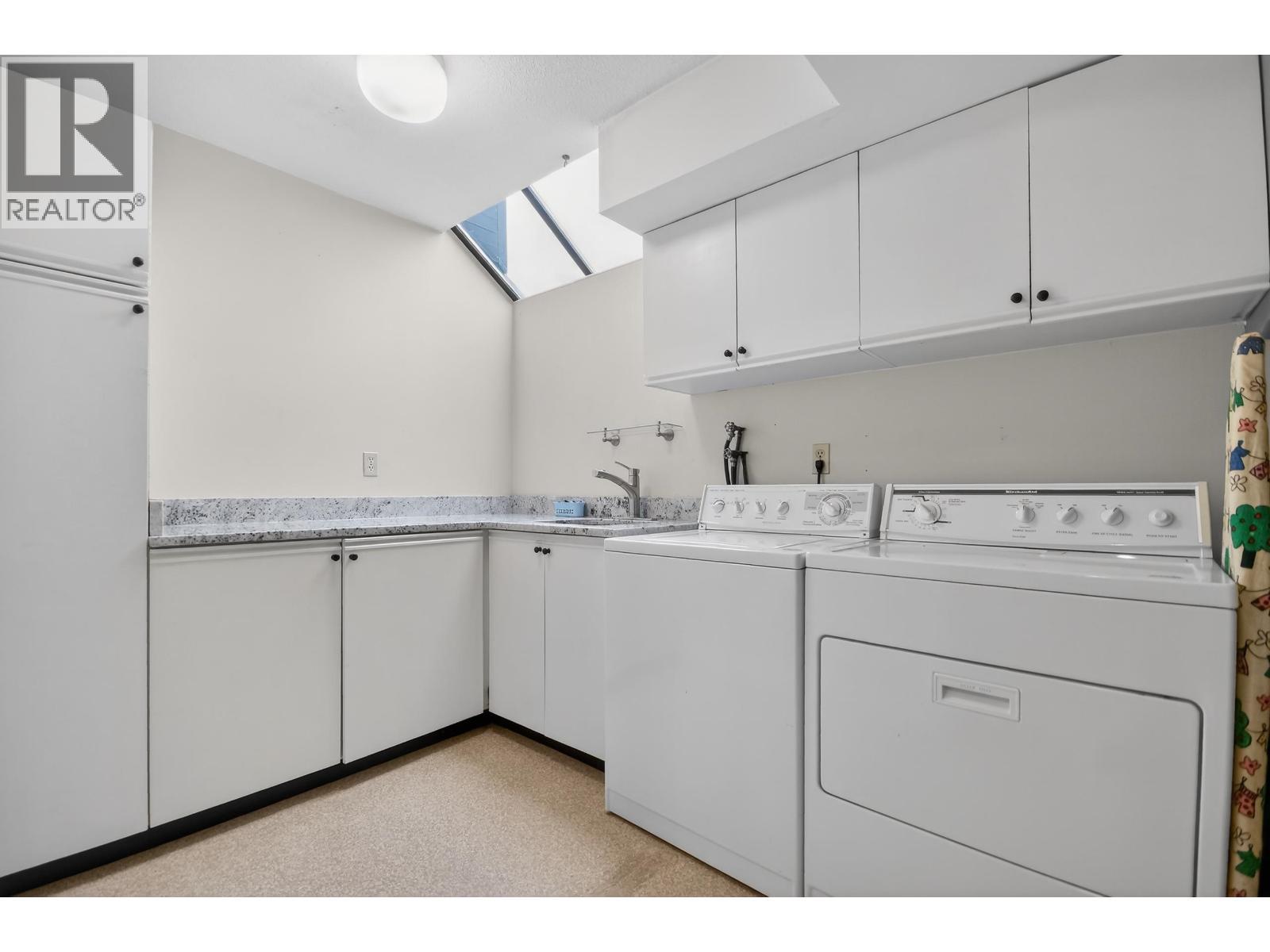 9839 Waller Court, Richmond, BC - Indoor Photo Showing Laundry Room