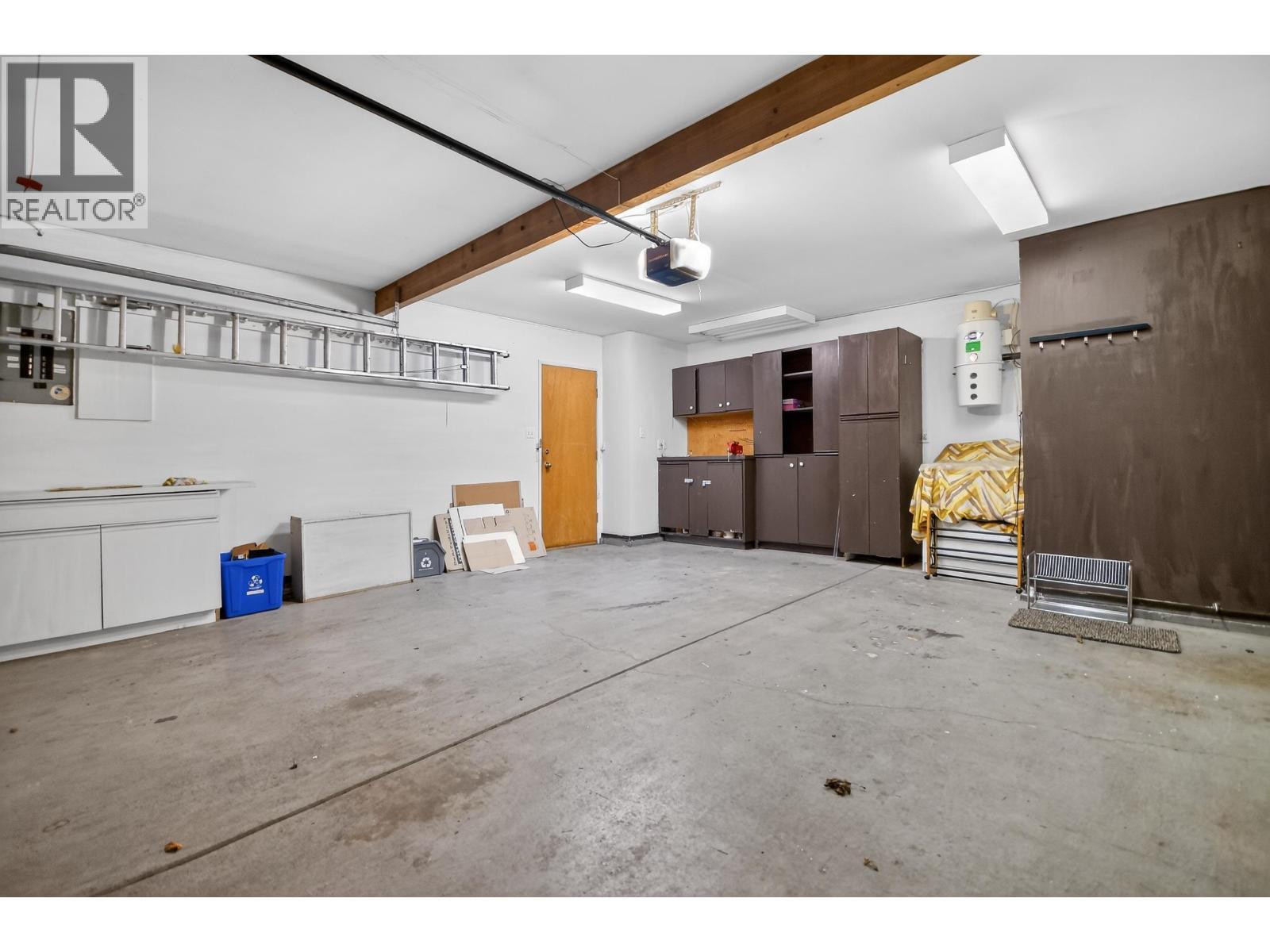 9839 Waller Court, Richmond, BC - Indoor Photo Showing Garage