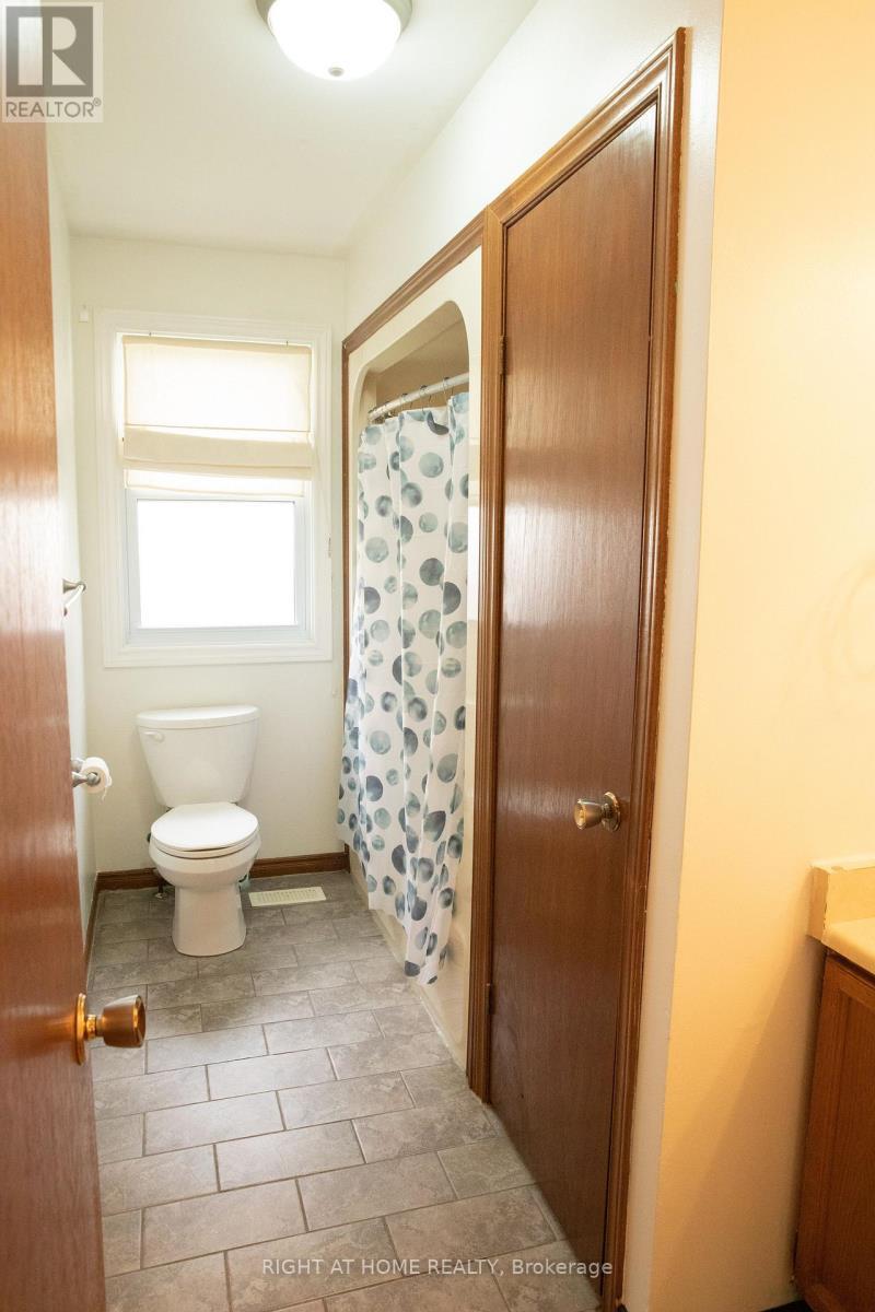 516 Springbank Avenue N, Woodstock (Woodstock - North), ON - Indoor Photo Showing Bathroom