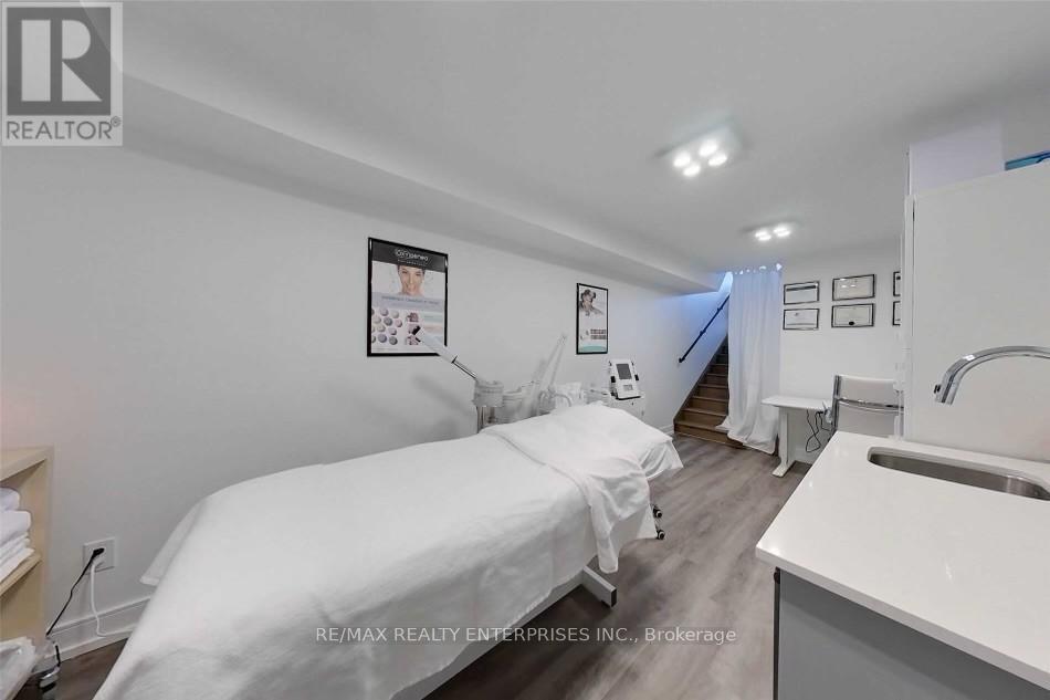 588 Rapids Lane, Mississauga, ON - Indoor Photo Showing Bedroom