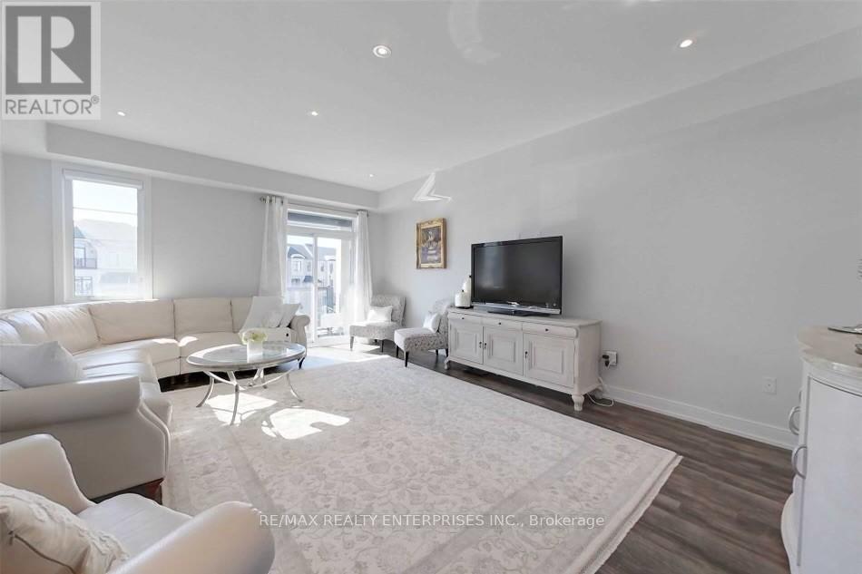 588 Rapids Lane, Mississauga, ON - Indoor Photo Showing Living Room