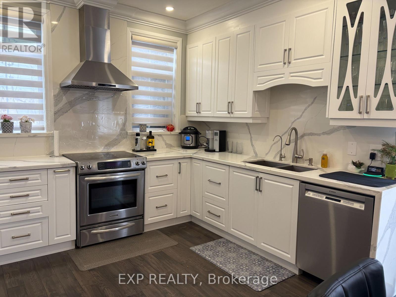 3810 Thomas Street, Mississauga, ON - Indoor Photo Showing Kitchen With Double Sink With Upgraded Kitchen