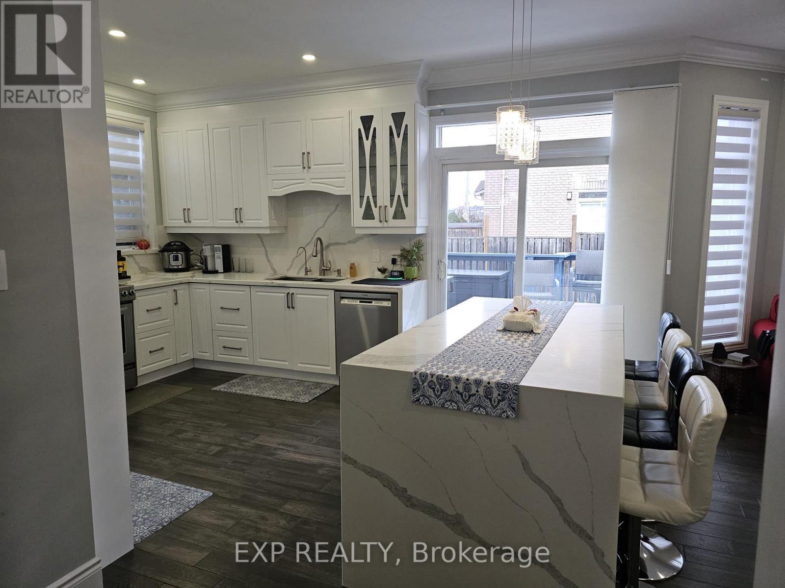 3810 Thomas Street, Mississauga, ON - Indoor Photo Showing Kitchen With Upgraded Kitchen