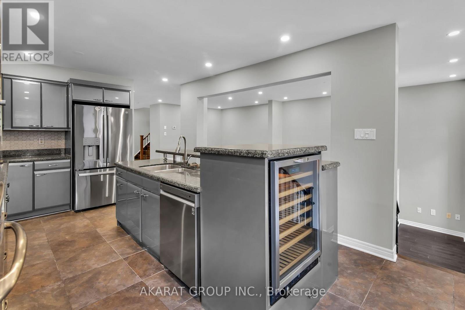 2365 Bankside Drive, Mississauga, ON - Indoor Photo Showing Kitchen With Double Sink With Upgraded Kitchen